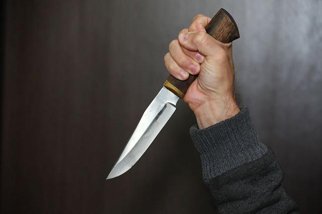 В Соль-Илецке мужчина ударил ножом сожительницу
